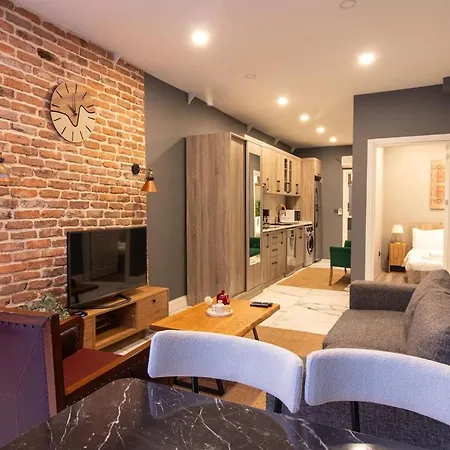 Vibrant 2br In Samatya Historic Tavern District *