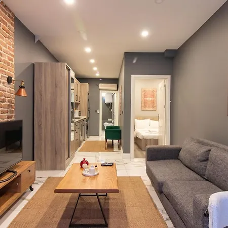 Vibrant 2br In Samatya Historic Tavern District